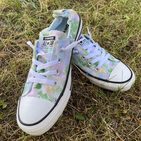 Women’s Converse Size 9 Shoes— like new - Picture 1 of 5